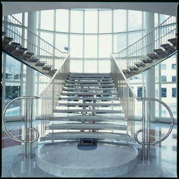 Escalier au siège de la banque Scalbert Dupont